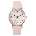 Détail du cadran blanc avec chiffres arabes et boîtier or rose sur montre en cuir rose - Montre Seule / Poche zippée