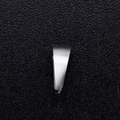 Gancio per ciondolo in acciaio inossidabile argentato lucido su sfondo nero ruvido - 5x2mm / Color Acciaio