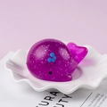 Juguete antiestrés de ballena con purpurina púrpura en plato blanco y fondo rosa - 【serie De Polvo Dorado】1 Ballena