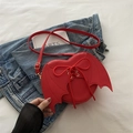 Borsa a tracolla a cuore rosso in stile gotico con ali di pipistrello e lacci - Rosso