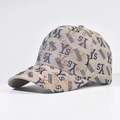Detail der beige farbenen Baseballkappe mit YS-Stickerei und funkelnden Strasssteinen - Marineblau