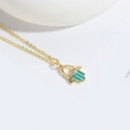 Goldene Hamsa-Halskette mit blauem Emaille und funkelndem Zirkon-Anhänger - See-Blau Hand der Fatima