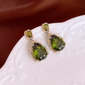 Détail macro de boucles d'oreilles vintage avec pierres vertes sur porcelaine blanche - 9# Tige en Argent - Boucles d'Oreilles Goutte Rétro Pierre Précieuse Verte