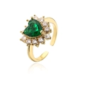 Detail van hartvormige smaragd-zirkonia ring met goudlaag en verstelbare open ringband - Goud/Smaragdgroen / Verstelbaar Open
