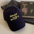 Berretto da baseball blu navy con ricamo giallo Sleepy And Hungry su tessuto morbido - M (54-60cm) / Blu navy