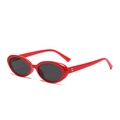 Occhiali da sole ovali rossi rétro con lenti scure e rivetti metallici decorativi - Rosso Brillante Lente Grigia