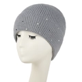 Graue Rippstrickmütze mit Perlen und Silberperlen auf einem weißen Modellkopf - L(58-60cm) / Grau