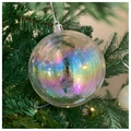 Dettaglio di una pallina di Natale trasparente iridescente appesa a un ramo verde - 6CM Set da 6 / Arcobaleno Trasparente