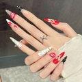Motivo a stella e labbra rosse su unghie finte stiletto lunghe in rosso nero e bianco - Grande (L)