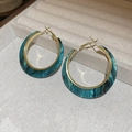 Detail van groenblauwe marmeren hars oorringen met gouden metalen binnenband in doosje - Goud-Groen