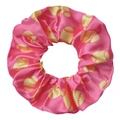 Détail d'un chouchou en satin rose avec imprimés de baseball jaunes et texture soyeuse - Softball Rose Foncé
