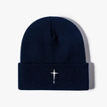 Berretto in maglia blu navy unisex con ricamo a croce bianca e classico risvolto - Taglia unica / Blu navy