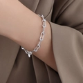 Minimalistisches silbernes Gliederkettenarmband mit hohlen Rechtecken am Handgelenk - Armband / Stahlfarben