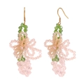 Orecchini a fiore con perline rosa e verdi e ganci dorati su uno sfondo bianco pulito - Rosa