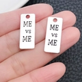 Antik-silberner Anhänger mit ME vs ME Gravur für die DIY-Schmuckherstellung und Halsketten - Antiksilber Buchstabe MEVSME (8992)