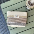 Grand sac à maquillage tissé à rayures colorées avec étiquette carrée et style bohème - Rayures Beige et Marron