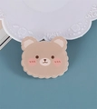 Lindo pin de acrílico con forma de oso pardo para bolsos con estilo de dibujos animados - Oso Tímido
