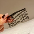 Detailansicht eines schwarzen Metall-Haarkamms zum Fixieren loser Haare beim Styling - Metall-Haarkamm / Schwarz