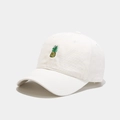 Detalle del bordado de piña en una gorra de béisbol de algodón beige de copa suave - Ajustable / Blanco