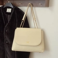 Borsa a spalla beige in pelle PU pieghettata con catena dorata su gruccia in legno - Bianco Sporco