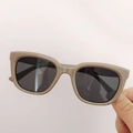 Lunettes de soleil carrées beiges pour filles avec verres gris foncé et protection UV - Gris