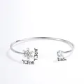 Silberner Schneeflocken-Armreif mit funkelndem Zirkoniastein und Blumen-Design - Einstellbar Offen / Silberne Schneeflocke