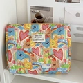 Gesteppte Kosmetiktasche mit bunten Kritzelmustern und Logo auf einem weißen Regal - Frühlings-Doodle-Handtasche