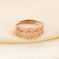 Nahaufnahme eines roségoldenen geflochtenen Rings mit Blattstruktur auf Seide - Roségold Geflochtene Textur Stil (KR107650-KFC)
