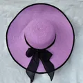 Elegante cappello da sole in paglia lavanda con tesa larga e fiocco nero per la spiaggia - Taglia Unica (55-58cm) / Bordo Nero Viola