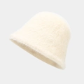 Detalle del sombrero de pescador de felpa crema con textura suave y estructura sólida - Talla única / Beige