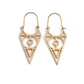 Orecchini a triangolo in oro con motivi geometrici su sfondo bianco puro - Oro