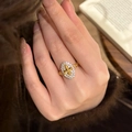 18k vergoldeter Oval-Ring mit Fleur-de-lis und Zirkonia-Besatz am Finger - Ovaler Fleur-de-lis Offener Ring / 18K Echt Vergoldet Gold