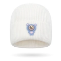 Witte gebreide babymuts met een schattige lichtblauwe beer siliconen patch en versiering - Eén maat / Wit