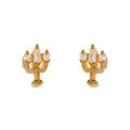 Détail de boucles d'oreilles chandelier en or rose avec zircons sur un fond blanc neutre - Style Candélabre Doré (Gold 4)