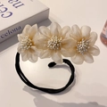 Strumento per chignon con tre fiori in tessuto beige e perline bianche in stile elegante - Creatore di Chignon a Fiore Giallo