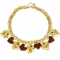 Detailansicht einer klobigen Goldkette mit Leoparden- und einfachen Herzanhängern. - Gold