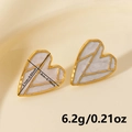 Dettagli di orecchini a cuore dorati con trama marmo bianco e dimensioni indicate - Oro-Marmo Bianco