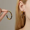 Close-up of resin C-shape hoop earrings with vintage brown tortoiseshell texture - 22# Silver Needle - Tortoiseshell Texture Hoop