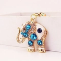 Portachiavi elefante dorato con strass blu e smalto bianco su sfondo bianco pulito - Blu