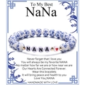 Dettaglio del bracciale in ceramica blu e bianca con scritte NANA su scheda regalo - Nana