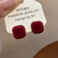 Dettaglio di orecchini a bottone quadrati in velluto bordeaux con ago in argento S925 - 5# Ago d'Argento - Rosso - Quadrato
