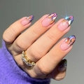 Uñas postizas de almendra con purpurina degradada violeta y naranja con papel aurora - Estilo de Pegamento JP2911
