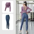 Lila langärmeliges Yoga-Top mit Rückenausschnitt und dunkelblaue Leggings mit hoher Taille - S / Oberteil Und Unterteil / Beerenlila + Walblau