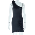 Dettaglio abito nero monospalla con rose 3D e bordo con balze sul fondo gonna - S / Nero