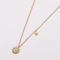 Detalle del collar girasol de oro de 18k con pequeño colgante de estrella y circonitas - Dorado