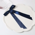 Nœud pour cheveux en satin bleu foncé avec longs rubans sur une assiette blanche - Bleu Marine