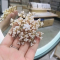 Elegante broche de copo de nieve dorado con perlas y detalles florales para abrigos - Copo de Nieve Perla de Imitación