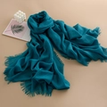 Pfauenblauer Leinenschal für Damen mit eleganten Fransen und weicher Faltenstruktur - 100*190cm / Seeblau