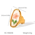 Vue macro d'une bague ovale dorée avec fleurs séchées roses pesant environ 3,3g - Style Fleur Séchée Rose Avec Feuilles Vertes (HC-R30236)