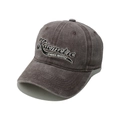 Dettaglio del cappello da baseball vintage lavato con ricami Kilometre e Advance Bravely - M (56-58cm) / caffè